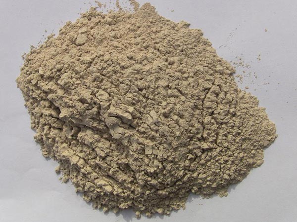 礬土性質(zhì) 礬土主要成分是氧化鋁，為煉鋁和耐火材料的主要原料。白色或灰白色，因含鐵而呈褐黃或淺紅色。密度3.45g/cm3，硬度1～3，不透明，質(zhì)脆。極難熔化，不溶于水，能溶于硫酸、氫氧化鈉溶液。 地區(qū)分布 中國鋁土礦資源比較豐富，在全國18個省、自治區(qū)、直轄市已查明鋁土礦產(chǎn)地205處，其中大型產(chǎn)地72處（不包括臺灣），主要分布在山西、山東、河北、河南、貴州、四川、廣西、遼寧、湖南等地。 投資前景 1.可用于煉鋁工業(yè)。用于國防、航空、汽車、電器、化工、日常生活用品等。 2.可用于精密鑄造。礬土熟料加工成細(xì)粉做成鑄模后精鑄。用于軍工、航天、通訊、儀表、機(jī)械及醫(yī)療器械部門。 3.可用于耐火制品。高鋁礬土熟料耐火度高達(dá)1780℃，化學(xué)穩(wěn)定性強(qiáng)、物理性能良好。 4.硅酸鋁耐火纖維。用于鋼鐵、有色冶金、電子、石油、化工、宇航、原子能、國防等多種工業(yè)，消防人員可用耐火纖維布做成衣服。 5.制造礬土水泥、研磨材料、陶瓷工業(yè)以及化學(xué)工業(yè)可制鋁的各種化合物。 鋁礬土磨粉制備 鋁礬土粉是選用煅燒過的熟鋁礬土礦石用雷蒙磨加工制成的細(xì)粉，粒度通常為100目-325目，在耐火材料行業(yè)得到了廣泛的應(yīng)用。通常加工的流程為先經(jīng)顎式破碎機(jī)進(jìn)行破碎，然后篩分進(jìn)入鋁礬土雷蒙磨或鋁礬土超細(xì)磨粉機(jī)中，進(jìn)行鋁礬土粉制備，使其應(yīng)用更加廣泛。